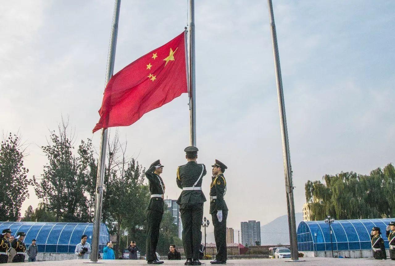 每当自己女朋友和异性聊天的时候，自己就不开心，算正常吗？关键是明明自己有男朋友了都还随便加其他异性